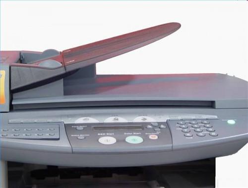 ¿Por desenchufar la impresora de un ordenador al desinstalar la impresora?