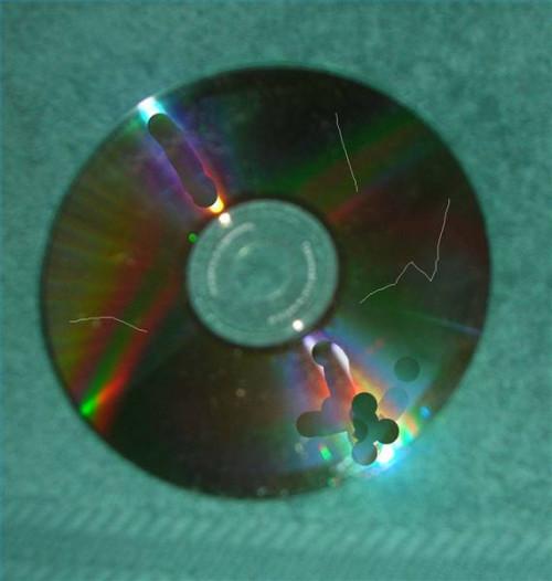 ¿Cuál es la forma correcta de limpiar un CD?
