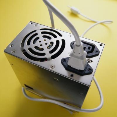 Cómo conectar una fuente de alimentación SATA a un disco duro IDE